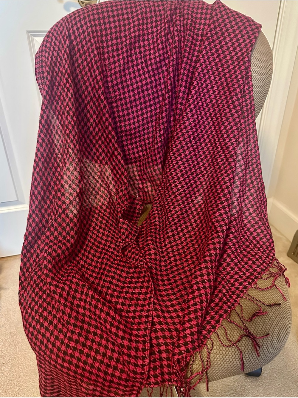 Womenโs Houndstooth Fringe Scarf - Pink and Black